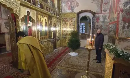 7日晚，俄罗斯总统普京在克林姆林宫的天使报喜教堂参加圣诞礼拜。图自俄新社