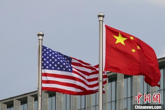 资料图：中国国旗和美国国旗。