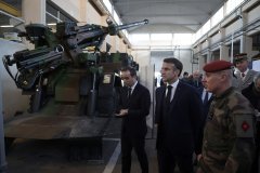 法媒：马克龙敦促法国军工业转向“战争经济模式”